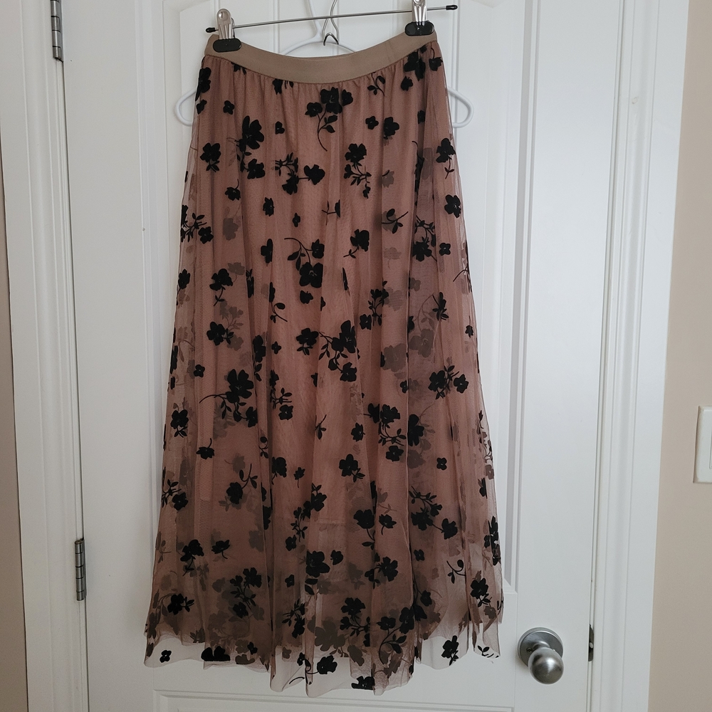 Chic Floral Maxi Skirt in Black and Tan - Picture 2 of 2